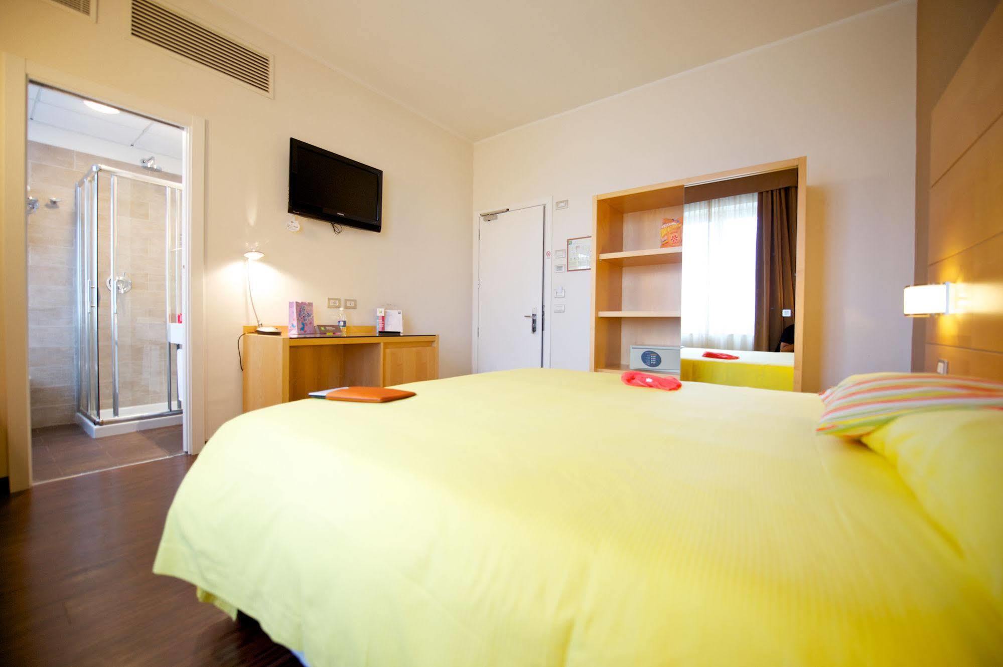 Ibis Styles Parma Toscanini Esterno foto