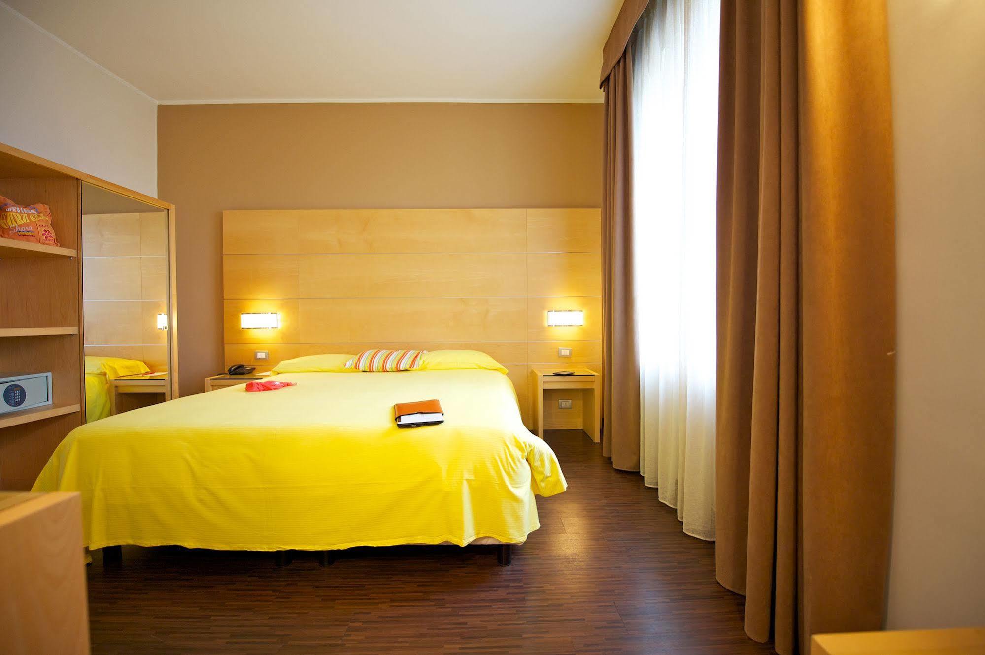 Ibis Styles Parma Toscanini Esterno foto